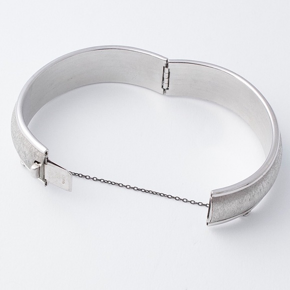 Vintage Napier Hinged Bangle Bracelet Silver Tone Brushed Satin Finish - Picture 3 of 5
